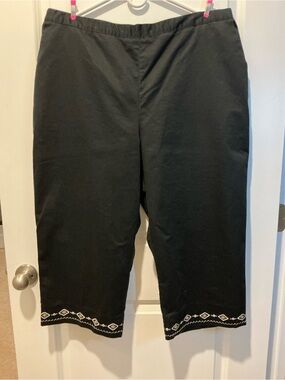 Alfred Dunner Black Pull-On Capri Pants